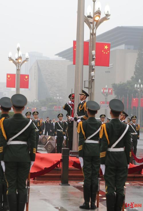 成都天府广场万人观看升国旗-成都天府广场每天升国旗吗