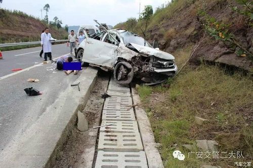 高速小汽车为什么翻车（高速汽车为什么会翻车呢）